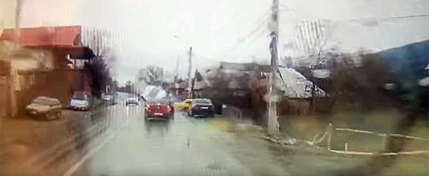 Accident rutier grav în municipiul Moineşti: 6 persoane rănite și 4 autoturisme implicate. VIDEO