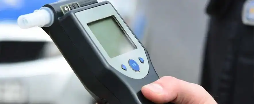 Șofer din Moinești, prins băut la volan pe DN2–E85. Avea o alcoolemie de peste 1,4 mg/l în aerul expirat. VIDEO