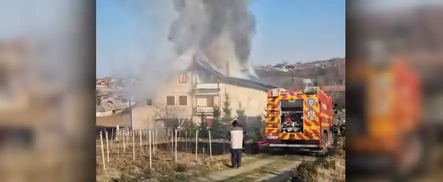 Incendiu puternic la o locuință din comuna Poduri. Intervenție amplă a pompierilor militari