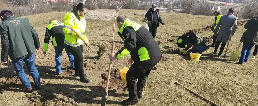 Parteneriat pentru o lume mai verde: elevii din Moinești au sărbătorit Ziua Gărzii de Mediu alături de comisarii de mediu